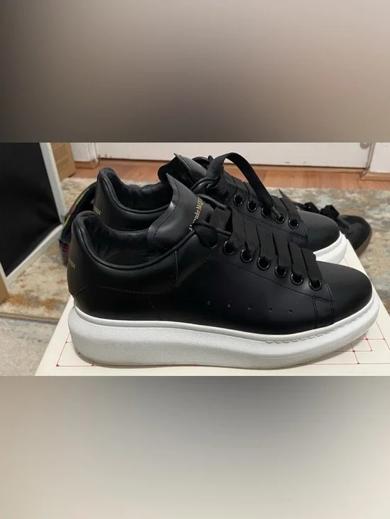 Alexander McQueen Oversized Sneaker - Picture 4 of 5